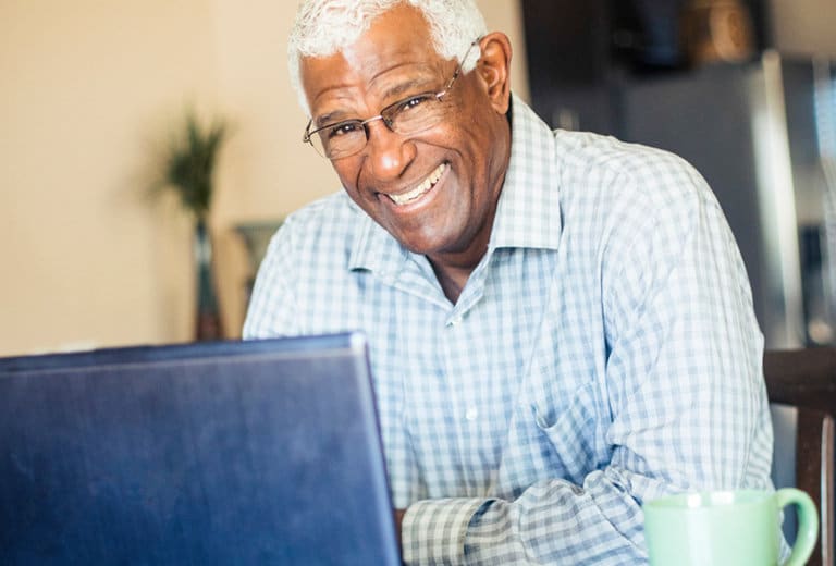Con formato online, este proyecto conecta a todos aquellos que quieran desarrollarse profesionalmente con de personas mayores de 55 años con experiencia en su ámbito laboral.