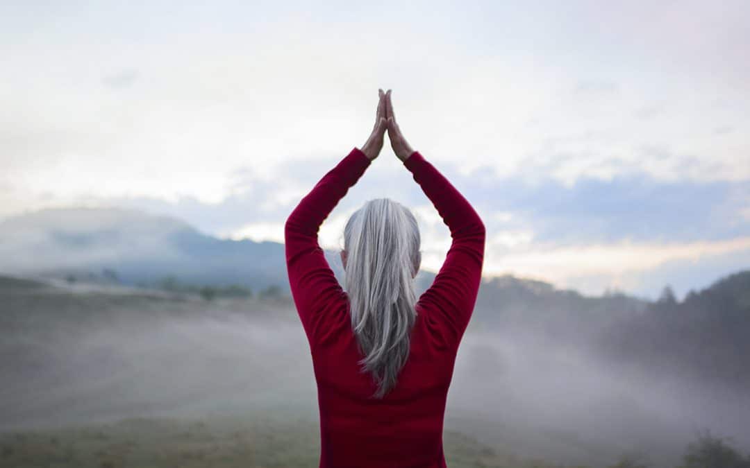 Yoga para personas mayores: los beneficios de la práctica para la salud y el bienestar