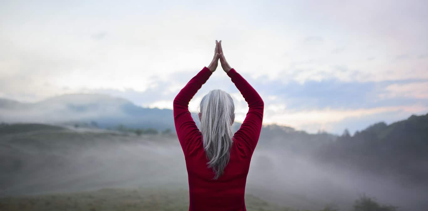 El yoga fortalece cuerpo y mente. Menos estrés, más equilibrio y bienestar para personas mayores. ¡Descubre todos los beneficios de esta práctica!