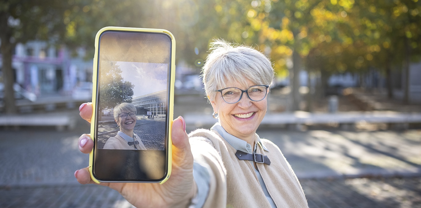 Mujer mayor mostrando un selfie.