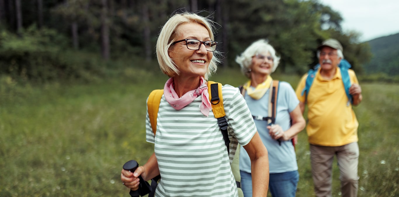Los mitos sobre la afectividad senior Grupo de seniors haciendo una marcha por el campo